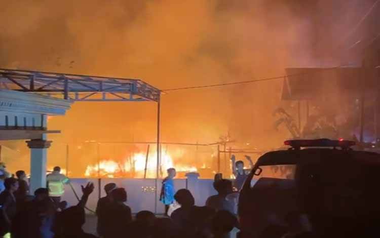 Situasi kebakaran di Desa Penangian, Kecamatan Amuntai Utara, Kabupaten Hulu Sungai Utara, pada Minggu, 26 April 2026. (FOTO: Rescue Bjm)