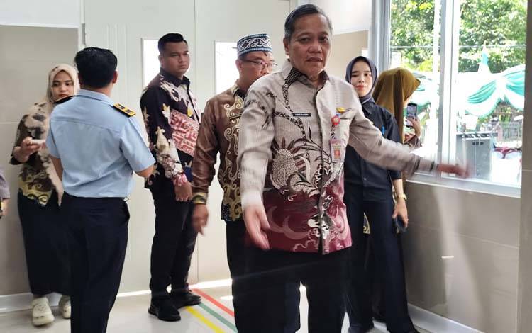 Kepala Dinas Kesehatan Kotim Umar Kaderi saat meninjau Puskesmas Mentaya Seberang, belum lama ini. (FOTO : DEVI)