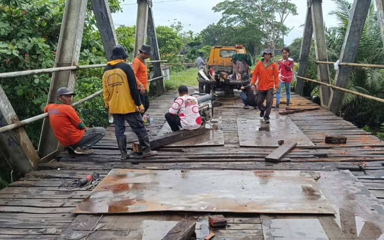 Usai Memakan Korban Kecelakaan, Pemkab Kotim Langsung Perbaiki Jembatan Jalan Kapten Mulyono Sampit