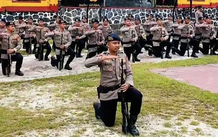 Jaga Disiplin dan Kesiapsiagaan, Satbrimob Polda Kalteng Gelar Latihan Kolone Senjata