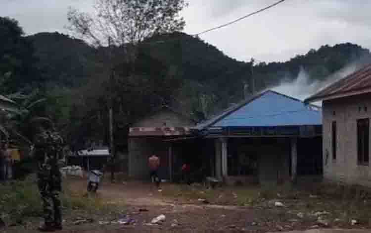 Rumah Terbakar di Sungai Binjai Mandiangin, Petugas Damkar Langsung Bergerak