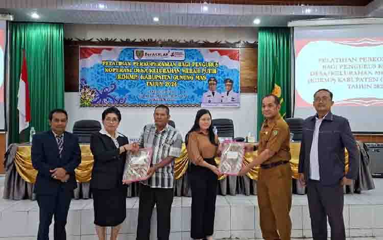 Penyerahan secara simbolis peralatan pelatihan kepada peserta pelatihan perkoperasian, Senin, 27 April 2026. (FOTO: RISKA YULYANA)