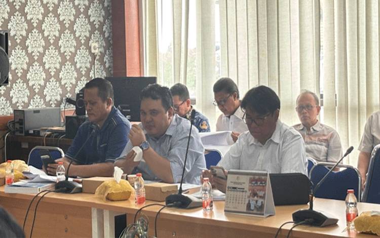Ketua Fraksi Demokrat Tekankan Penyempurnaan Raperda agar Tak Bertentangan dengan Aturan Lebih Tinggi