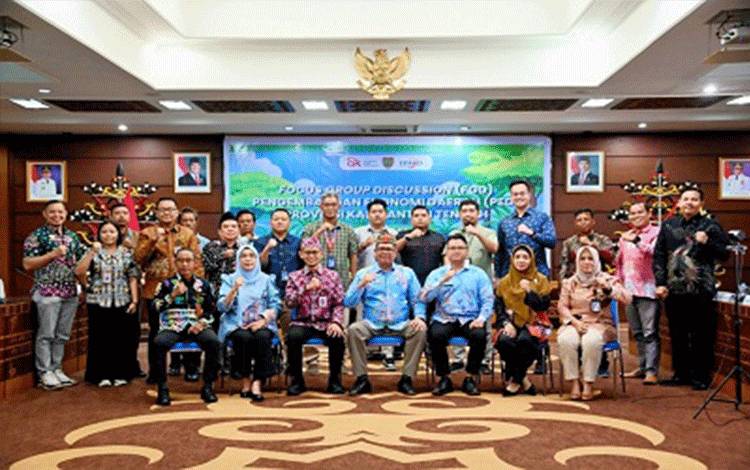 Foto bersama saat rangkaian FGD pengembangan ekonomi daerah. (FOTO:BIRO ADPIM SETDA KALTENG)