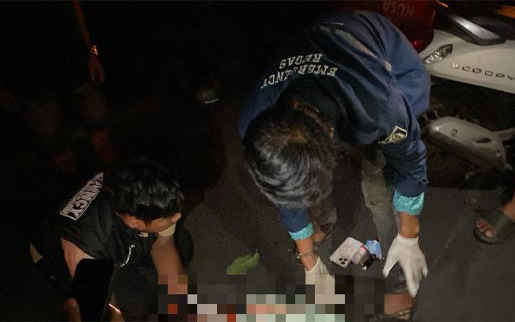 Pemotor Tabrak Truk Terparkir di Guntung Paikat Banjarbaru