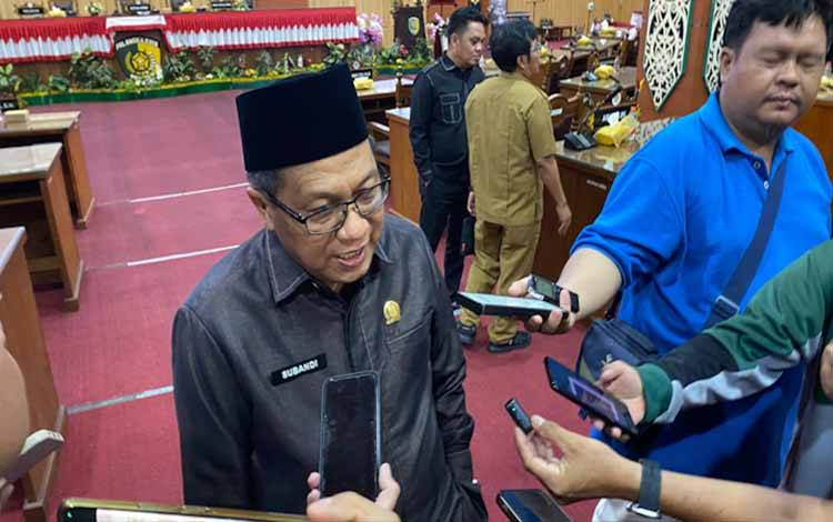 Ketua DPRD Palangka Raya, Subandi saat diwancara awak media (Foto:MARINI)