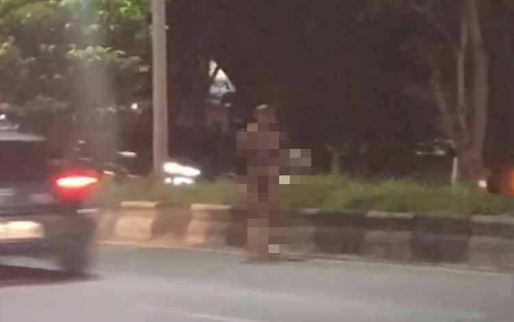 Pria ODGJ Telanjang Resahkan Pengendara di Jalan Ahmad Yani Banjarmasin