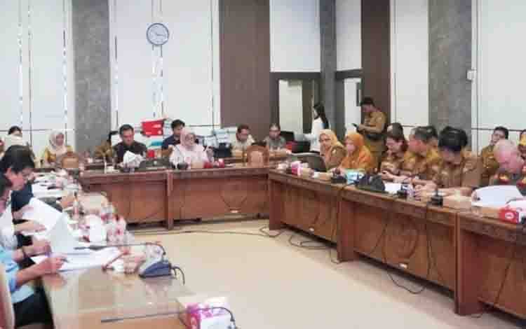 Rapat pembahasan Raperda penanaman modal dan PTSP di Ruang Komisi II DPRD Kalteng. (FOTO: IST)