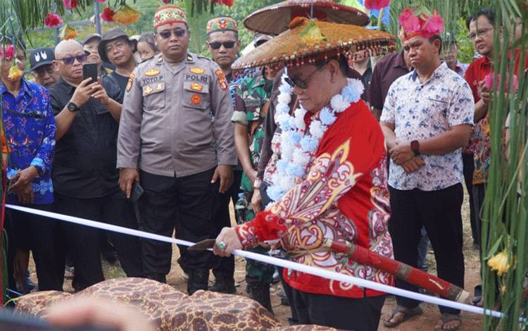 Bupati Kotim Tegaskan Pentingnya Melestarikan Ritual Bayar Hajat Suku Dayak