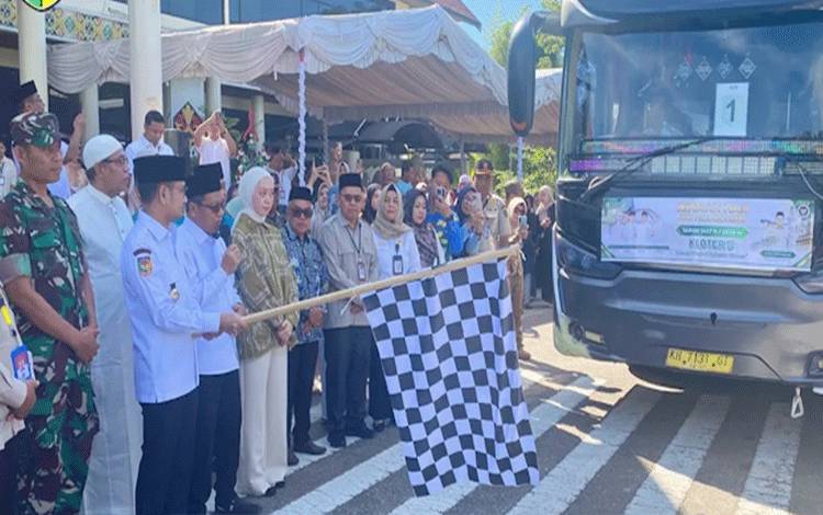 296 CJH Palangka Raya Diberangkatkan, Wali Kota Titip Pesan Jaga Kesehatan dan Niat