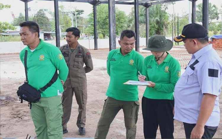 Petugas Satpol PP Palangka Raya saat mendatangai bangunan Jalan Adonis Samad, tepatnya di seberang Duta Mall Palangka Raya (Foto:Humas Satpol PP untuk Borneonews)