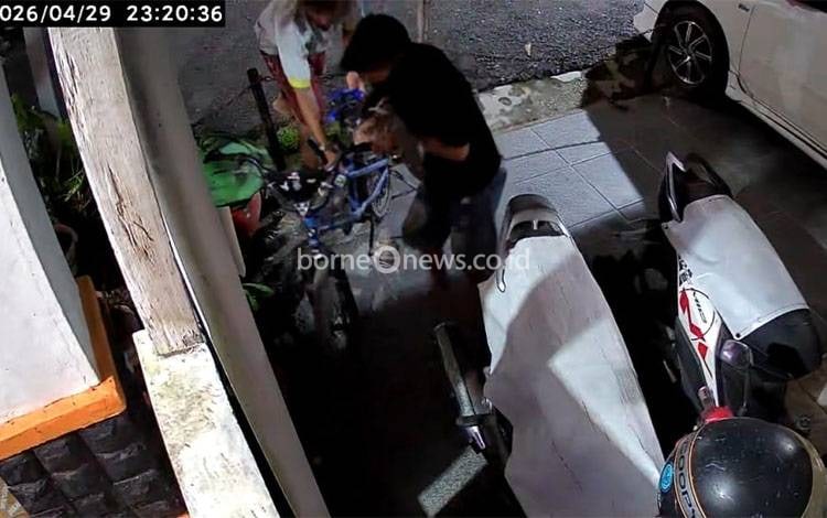 Dua Pria Gondol Sepeda di Banjarmasin, Terekam CCTV Warga