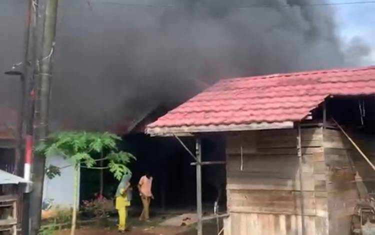 Insiden kebakaran di Jalan Guntung Ujung, Babirik, Kecamatan Gambut, Kabupaten Banjar, Kalimantan Selatan, Kamis 30 April 2026 pagi. (FOTO: Rescue Bjm)