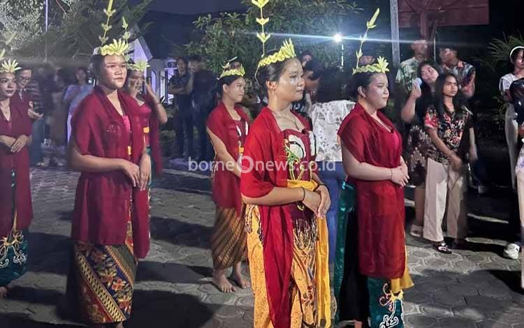 Siswa Kanisius Jakarta Disambut dengan Adat Dayak dalam Program Live In