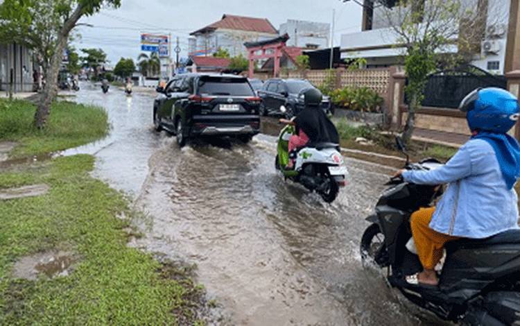 Hujan Deras Sebabkan Genangan Air Terjadi di Sejumlah Titik di Sampit