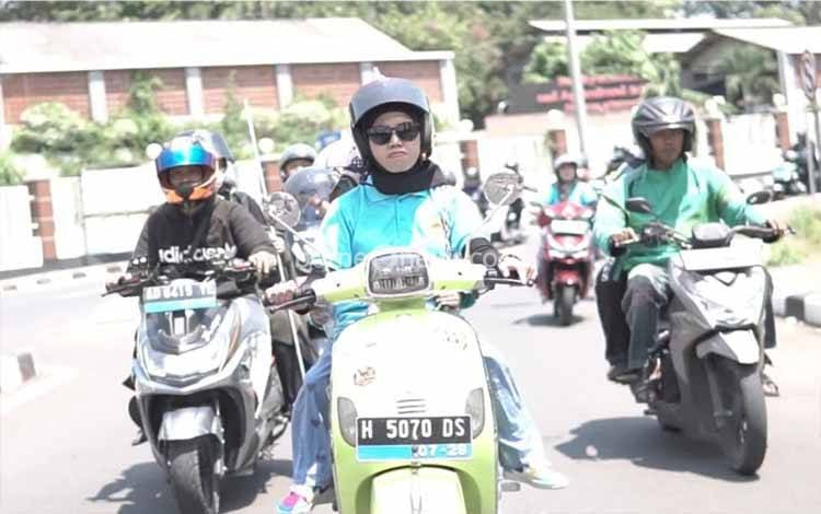Ilustrasi - Sejumlah pengendara sepeda motor listrik. (ANTARA/HO-PLN)
