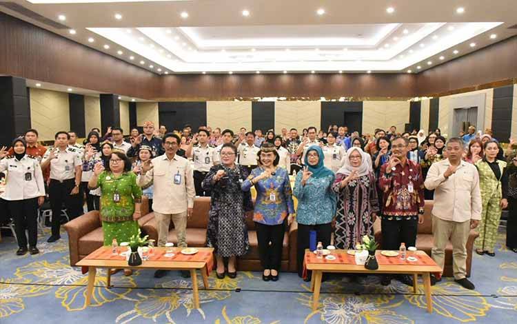Foto bersama saat rangkaian Penguatan Kapasitas Hak Asasi Manusia (HAM) bagi Aparatur Sipil Negara (ASN) di wilayah Provinsi Kalimantan Tengah. (FOTO:BIRO ADPIM SETDA KALTENG)