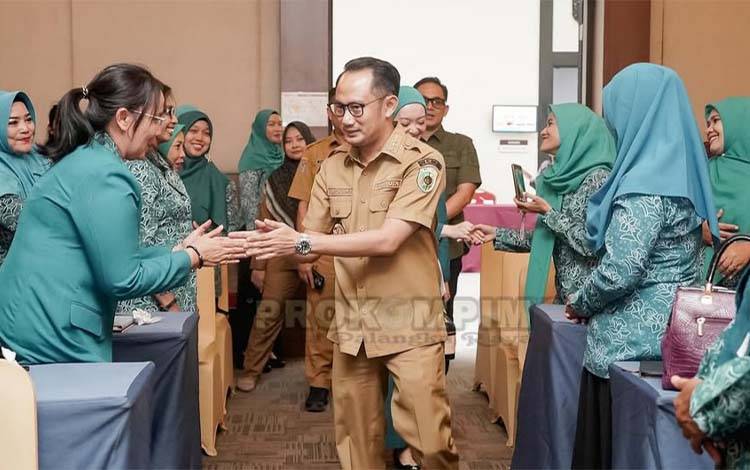Wali Kota Palangka Raya, Fairid Naparin saat menghadiri kegiatan konsultasi PKK. (FOTO: HUMAS)