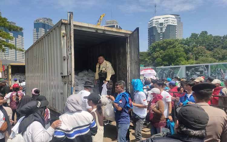 Massa Buruh May Day di Monas dapat Sembako dari Presiden
