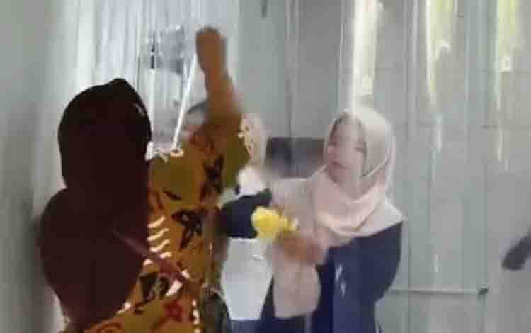 Kegiatan pembersihan dapur. relawan program MBG menilai program ini berdampak positif terhadap perekonomian keluarganya. (FOTO: SPPG JEKAN RAYA PELANGKA 02