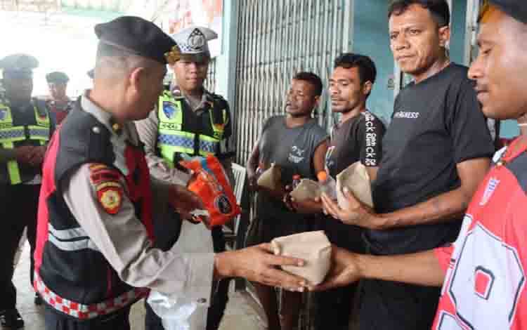 Peringati Hari Buruh, Personel Polres Gunung Mas Bagikan Puluhan Nasi Bungkus untuk Pekerja Bengkel hingga Sopir Truk