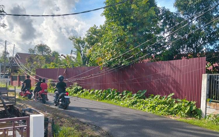 Jaringan Kabel Menjuntai Rendah di Jalan Sulawesi Kapuas, Warga Minta Penanganan Cepat