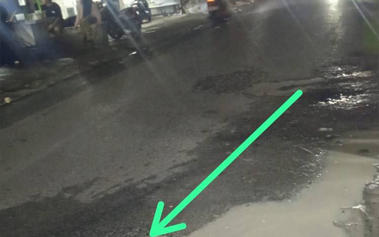 Lubang Besar di Jalan Barito Kuala Kapuas Dikeluhkan, Warga Harap Perbaikan Segera