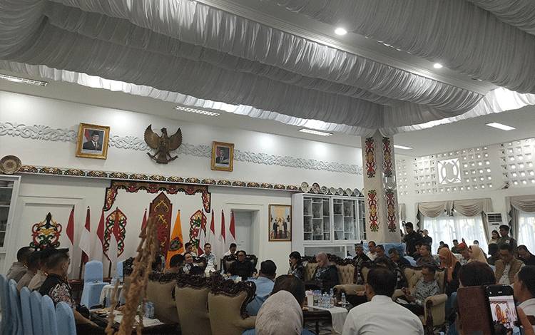 Gubernur Kalteng Duduk Bersama Buruh, Bahas TPPO hingga Pendidikan Anak Buruh