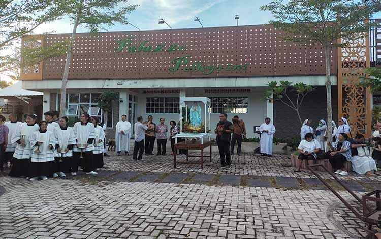 Ratusan Umat Padati Catholic Center, Perarakan Bunda Maria Meriahkan Pembukaan Bulan Maria di Palangka Raya