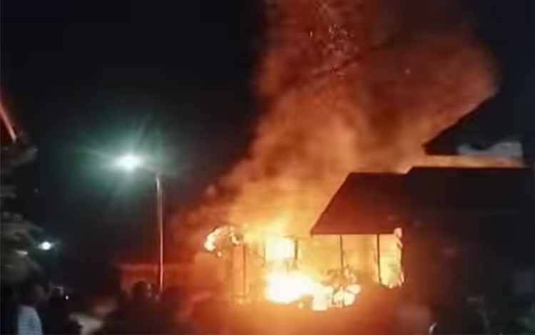 Satu Rumah di Kapuas Tengah Hangus Terbakar, Akses Jembatan Jadi Kendala Pemadaman