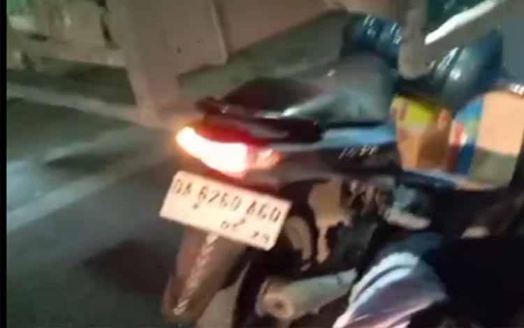 Kondisi motor korban yang masih menempel di buritan truk pascainsiden lakalantas di Jalan Trans Kalinantan, Handil Bakti, Sabtu, 2 Mei 2026. (FOTO: Rescue Bjm)