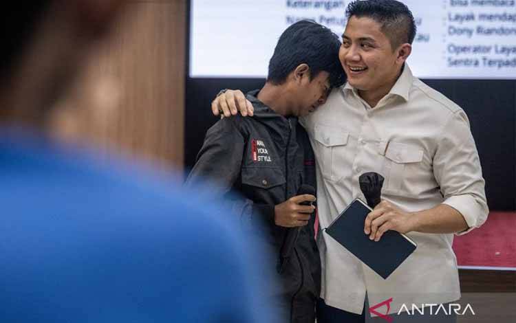 Sekretaris Kabinet (Seskab) Teddy Indra Wijaya (kanan) berbincang dengan calon siswa saat meninjau bakal Sekolah Rakyat di kompleks Sekolah Tinggi Ilmu Adminstrasi Lembaga Administrasi Negara (STIA LAN), Penjompongan, Jakarta, Rabu (22/4/2026). Peninjauan tersebut untuk memastikan kesiapan sarana dan prasarana bakal Sekolah Rakyat yang menampung sebanyak 100 siswa dari keluarga tidak mampu untuk memperoleh pendidikan dengan lingkungan berkualitas. ANTARA FOTO/Bayu Pratama S/hma