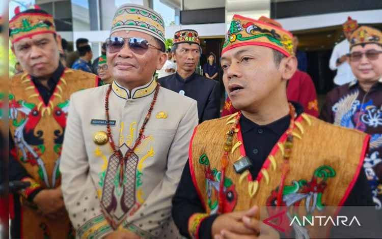 Wamendikdasmen Fajar Riza Ul Haq didampingi Gubernur Kalteng Agustiar Sabran di Palangka Raya, Sabtu (2/5/2026). (ANTARA/Muhammad Arif Hidayat)