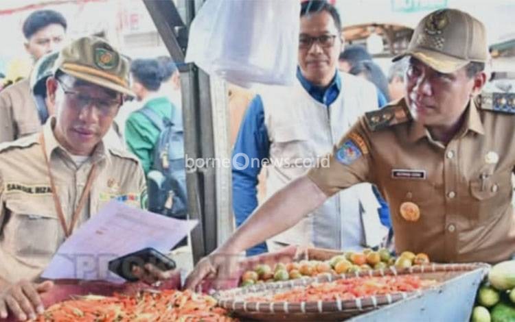 Wakil Wali Kota Palangka Raya, Achmad Zaini, saat meninjau harga bahan pokok di Pasar Besar. (FOTO: HUMAS)