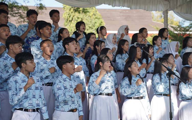 Penampilan pelajar Kalteng saat rangkaian peringatan Hardiknas di Palangka Raya. (FOTO: DISDIK KALTENG)