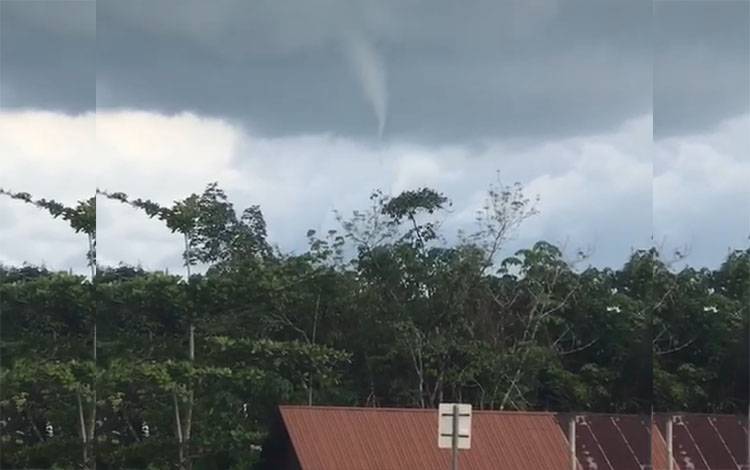 BMKG Ungkap Penyebab Puting Beliung di Kapuas Timur, Warga Diminta Waspada Dampak