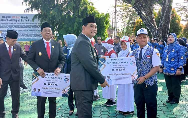 Bupati Barito Utara Salurkan Bantuan SIP Pintar Juara untuk Pelajar Berprestasi