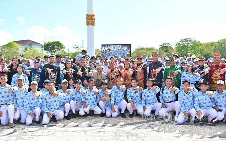 Wakil Menteri Pendidikan Dasar dan Menengah RI Fajar Riza Ul Haq bersama pelajar Kalteng. (FOTO: DISDIK KALTENG)