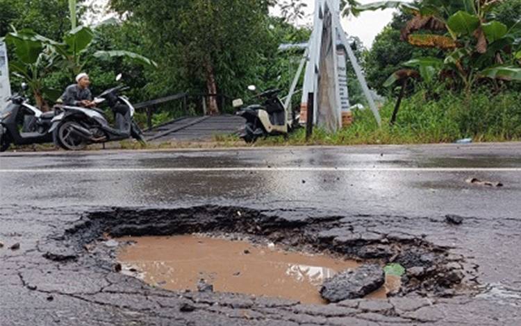 Lubang Besar di Jalan Tarung Manuah Basarang Ancam Keselamatan Pengendara