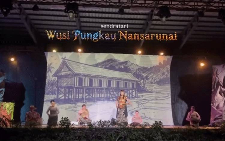 Penampilan Sendratari Nansarunai. Pagelaran Sendratari Nansarunai Usak Jawa, "Wusi Tungkau Nansarunai," mengangkat nilai perjuangan dan semangat pantang menyerah. (FOTO: UPT TAMAN BUDAYA KALTENG)