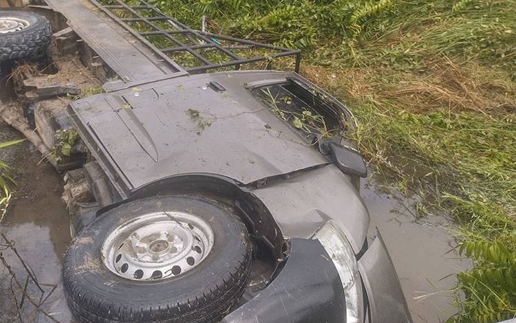 Pikap Terperosok ke Parit di Jalan Jepang Kuala Kapuas, Diduga Akibat Jalan Licin