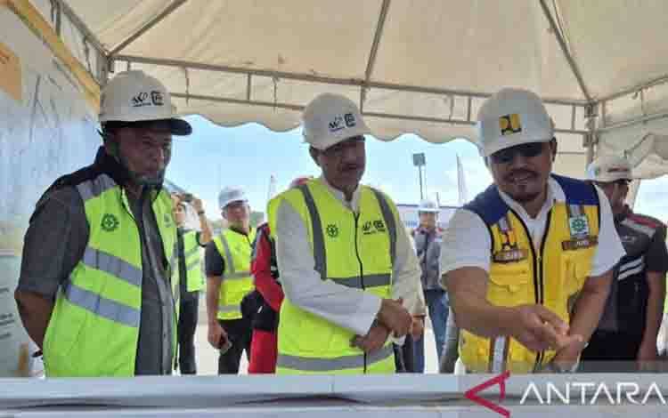 Menteri Sosial Saifullah Yusuf (Gus Ipul) saat meninjau perkembangan pembangunan Sekolah Rakyat di daerah Kedung Cowek Surabaya, Jawa Timur, Minggu (3/5/2026). ANTARA/Willi Irawan