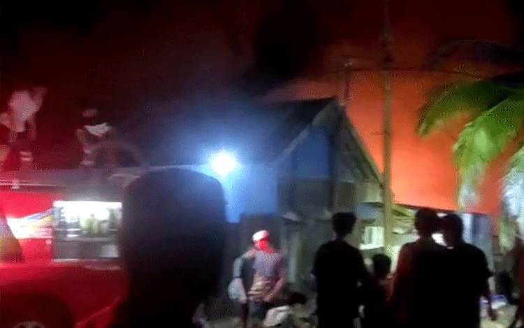 Kebakaran Landa Rumah Warga di Sei Tatas Kapuas