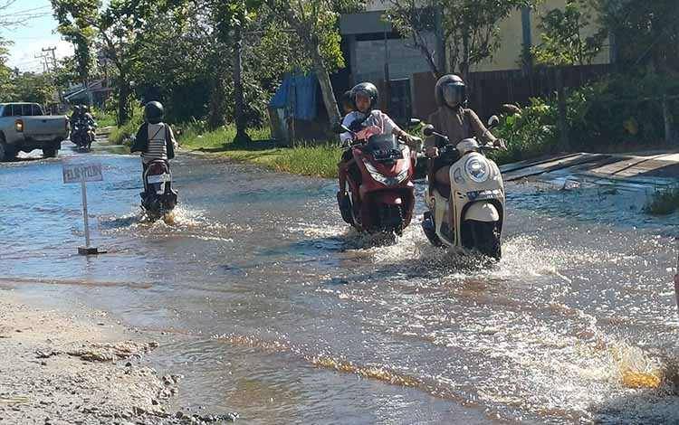 Sudah Tak Hujan, Genangan Air Masih Bertahan di Sejumlah Jalan di Sampit