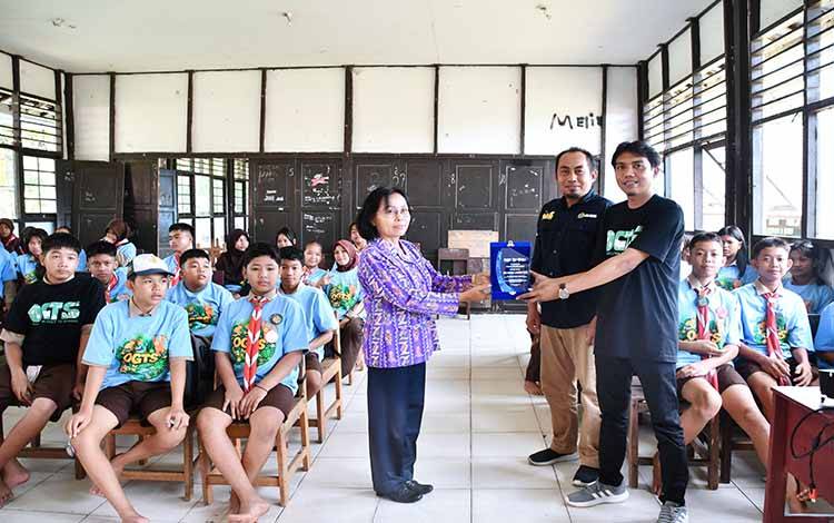 Kegiatan Orangutan Goes To School di SMPN 1 Jabiren Raya, Kabupaten Pulang Pisau.(FOTO: Istimewa)
