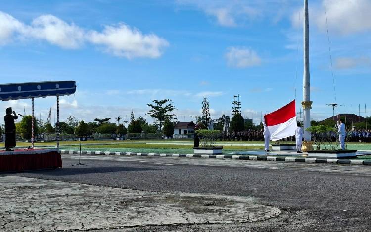 Situasi upacara peringatan Hardiknas yang dilaksanakan di halaman kantor bupati Gunung Mas, Senin, 4 Mei 2026. (FOTO: RISKA YULYANA)