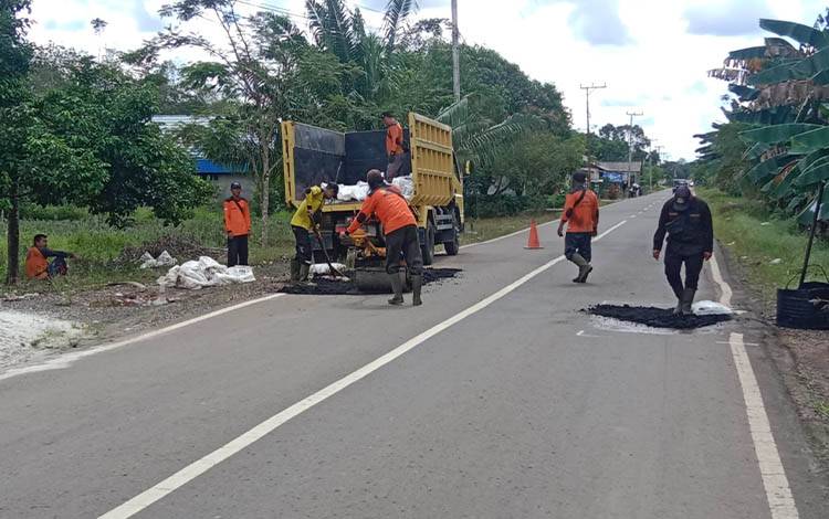 Sempat Dikeluhkan, Jalan Berlubang di Tarung Manuah Basarang Langsung Ditangani
