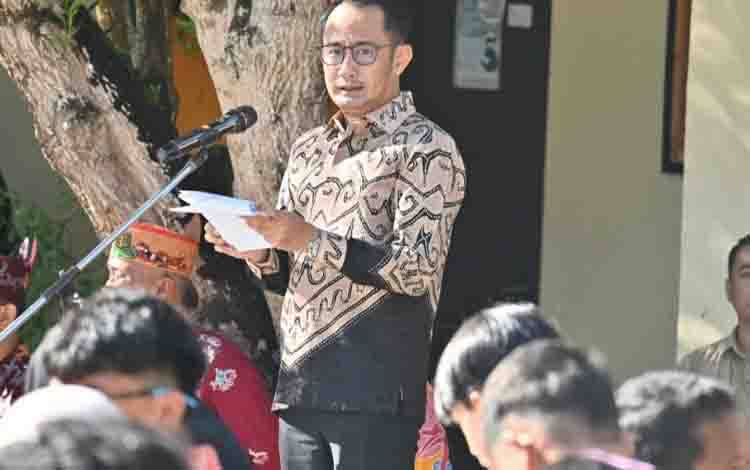 Wali Kota Palangka Raya, Fairid Naparin saat memyampaikan pidato pada upacara Hardiknas. (FOTO:MC)
