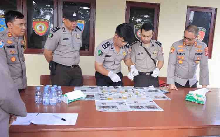 Komitmen Berantas Narkoba, Kapolres Seruyan Pimpin Tes Urine Personel Polsek Seruyan Hilir