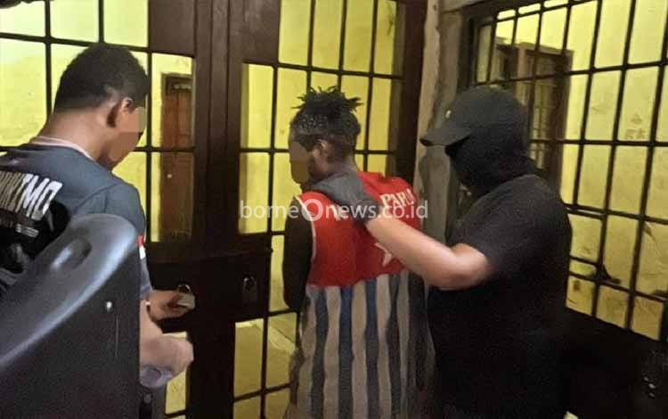 Anggota KKB Kodap XVI Yahukimo Batalyon Yamuesaat diperiksa penyidik di Polres Yahukimo di Dekai. ANTARA/HO/Satgas Damai Cartenz